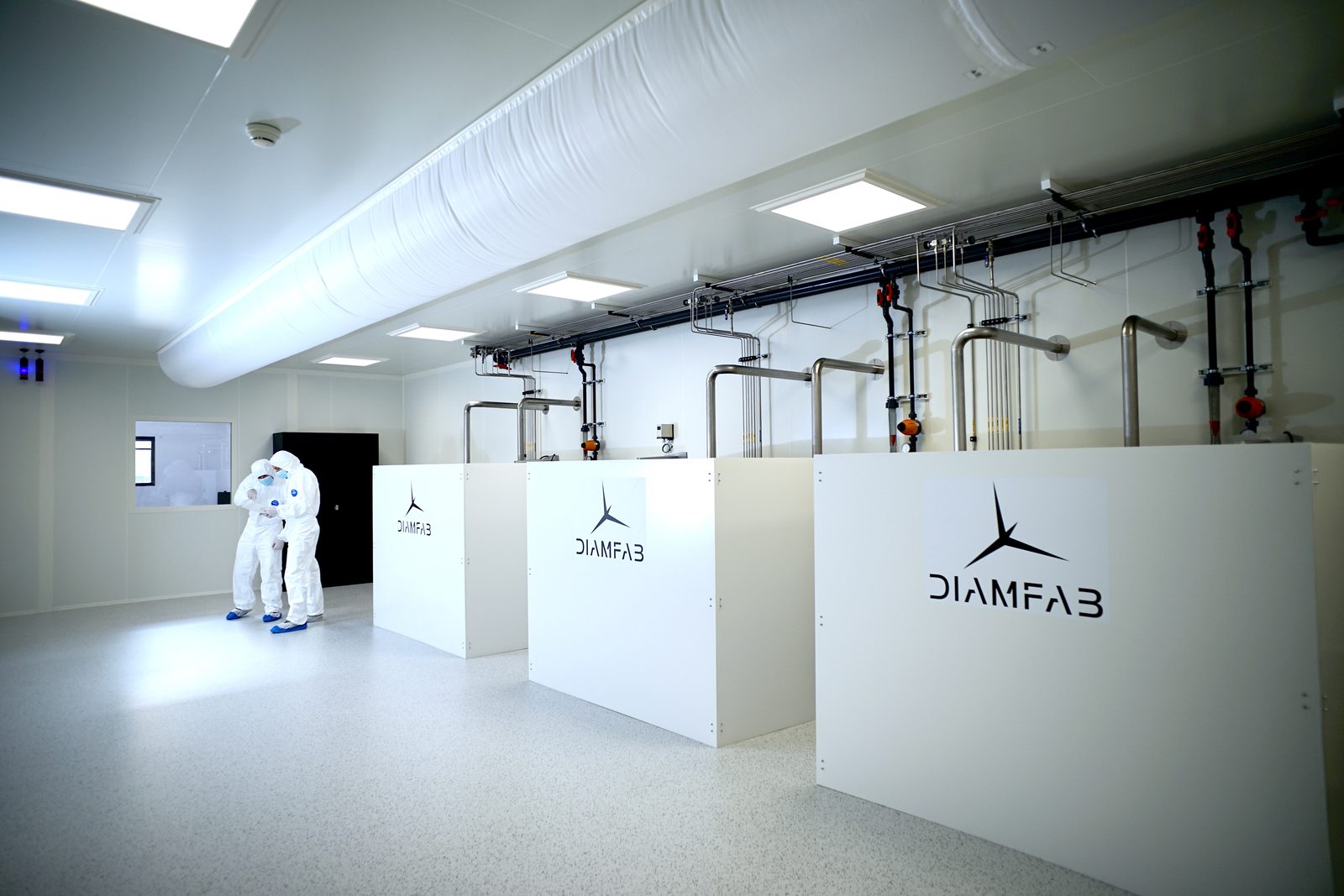 La ligne pilote de Diamfab : salle blanche dédiée à la synthèse, au dopage et à la caractérisation de wafers de diamant