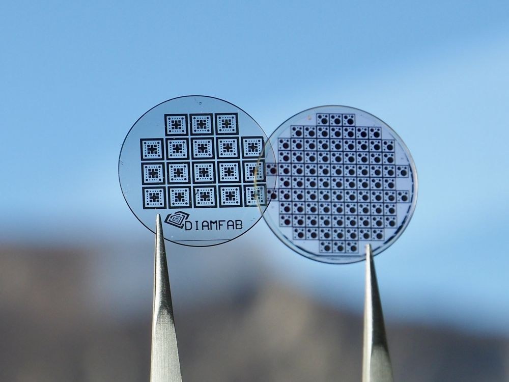 Deux wafers de diamant semi-conducteur gravés Diamfab