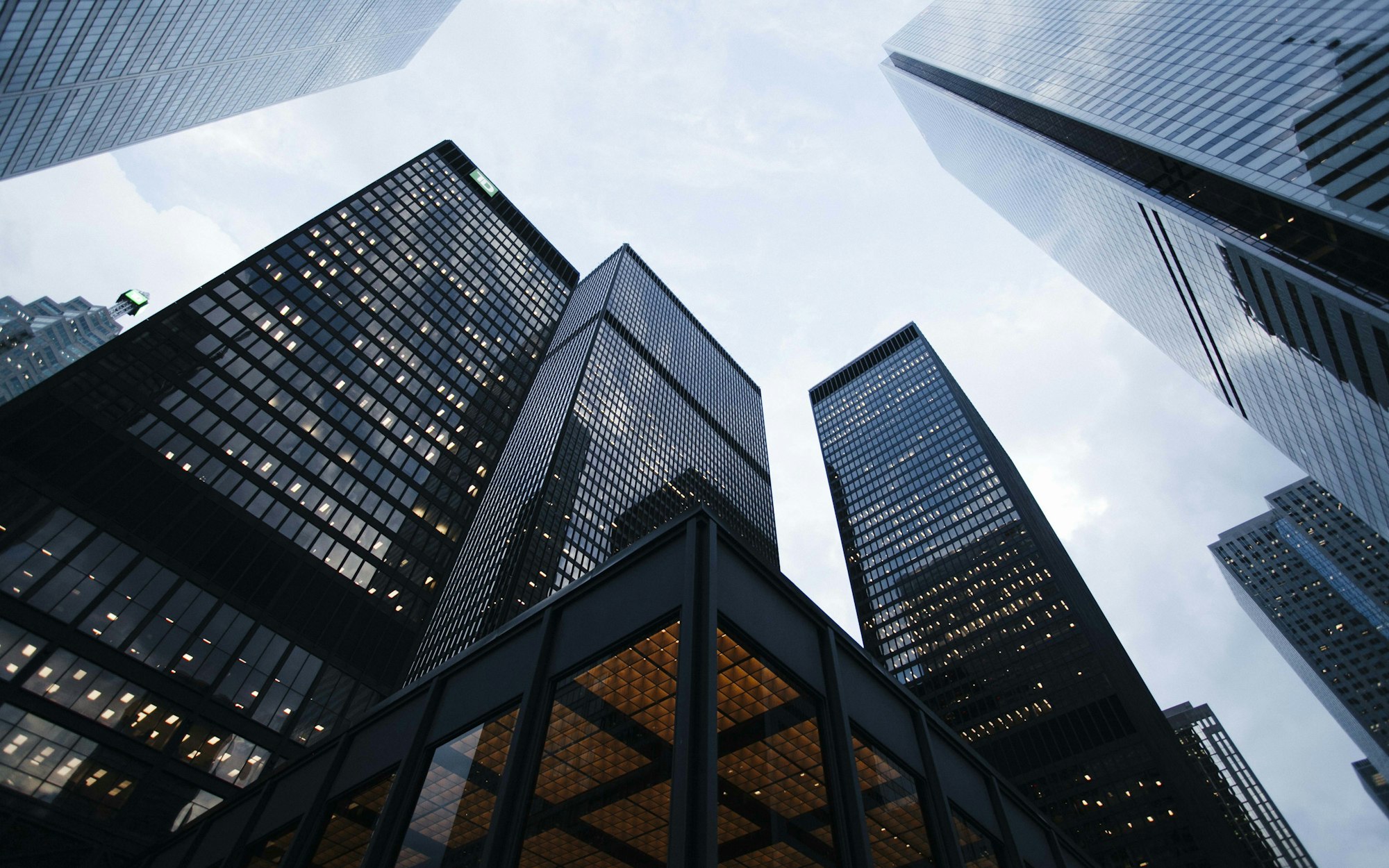 Des tours de bureaux vues en contre-plongée